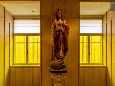 Si tratta di un Cristo benedicente...
